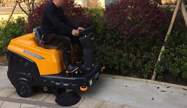 C120駕駛式掃地車服務于小區(qū)